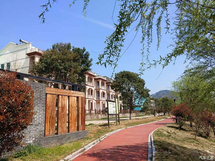 高配置与低油耗的vv5打卡多彩村庄马桥村