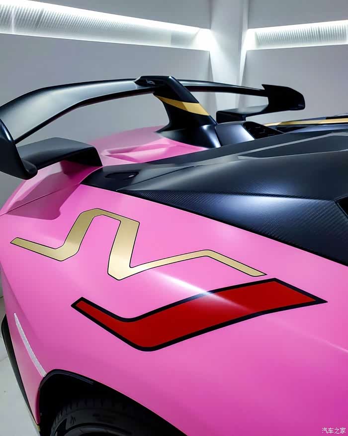 一台粉色的兰博基尼aventador svj 63.