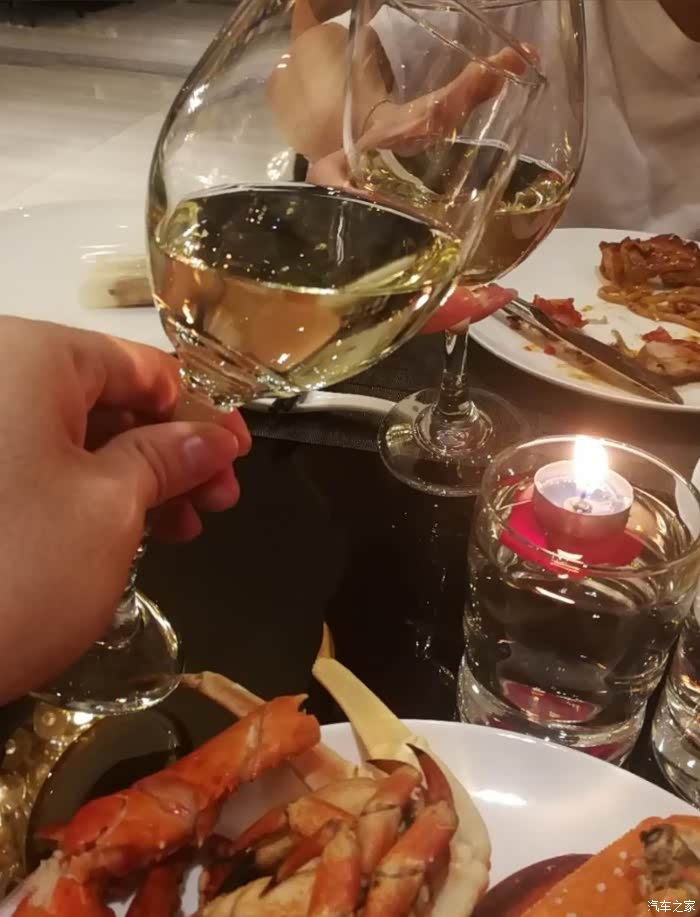 干杯,敬这美好的夜晚!