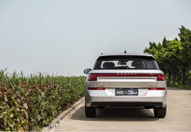 新宝骏rc-5w的设计比一般的旅行车更加美观漂亮