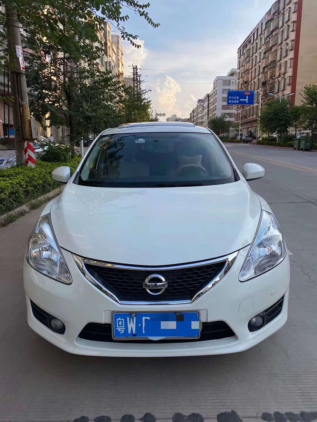 非常适合女神代步的好车~日产骐达,白色有点帅气.