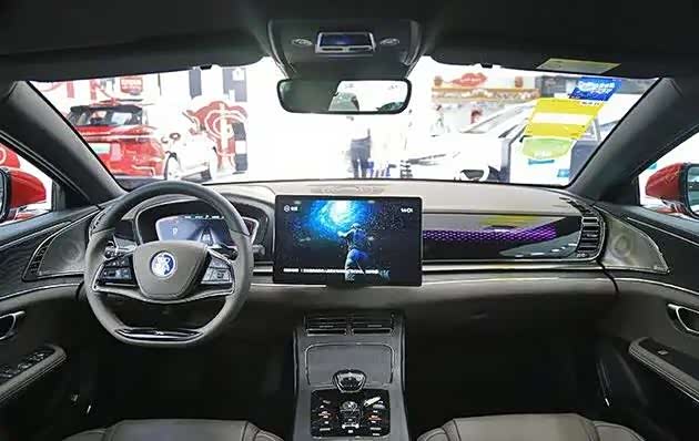 比亚迪汉ev的中控设计简约时尚科技大气