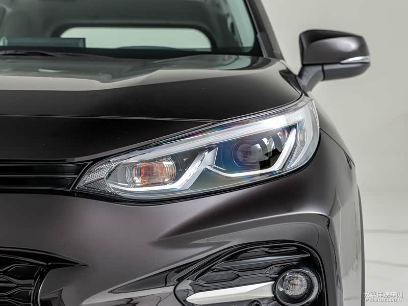 前进气格栅为分体式设计,黑色蜂窝下格栅为纺锤造型,让前脸极具