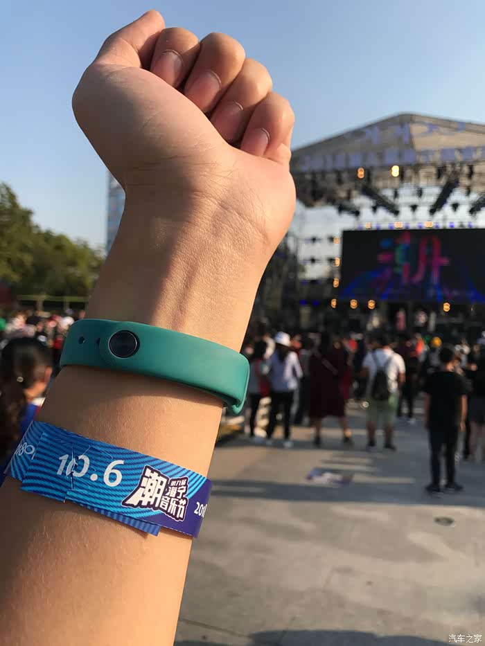 门票换手环,凭手环进入音乐节现场,观察了下,景区还有其他方可以溜达