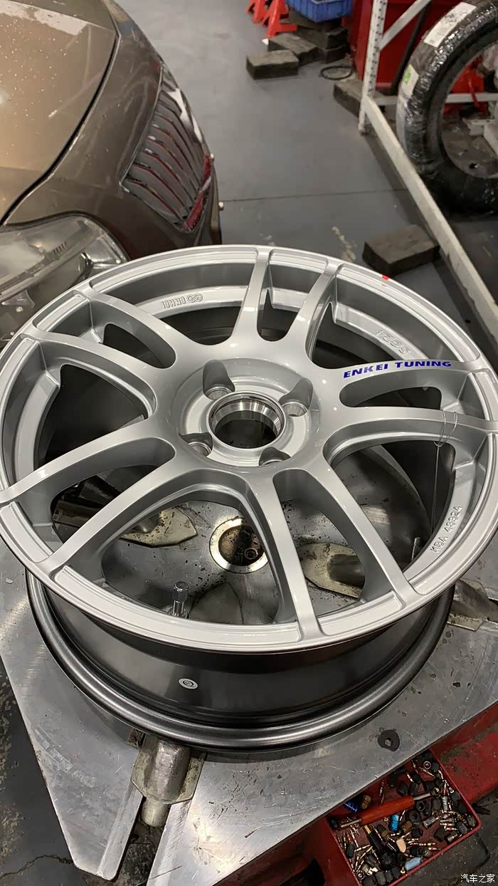 大神们:16寸7j轮毂没改绞牙用什么型号的胎呢