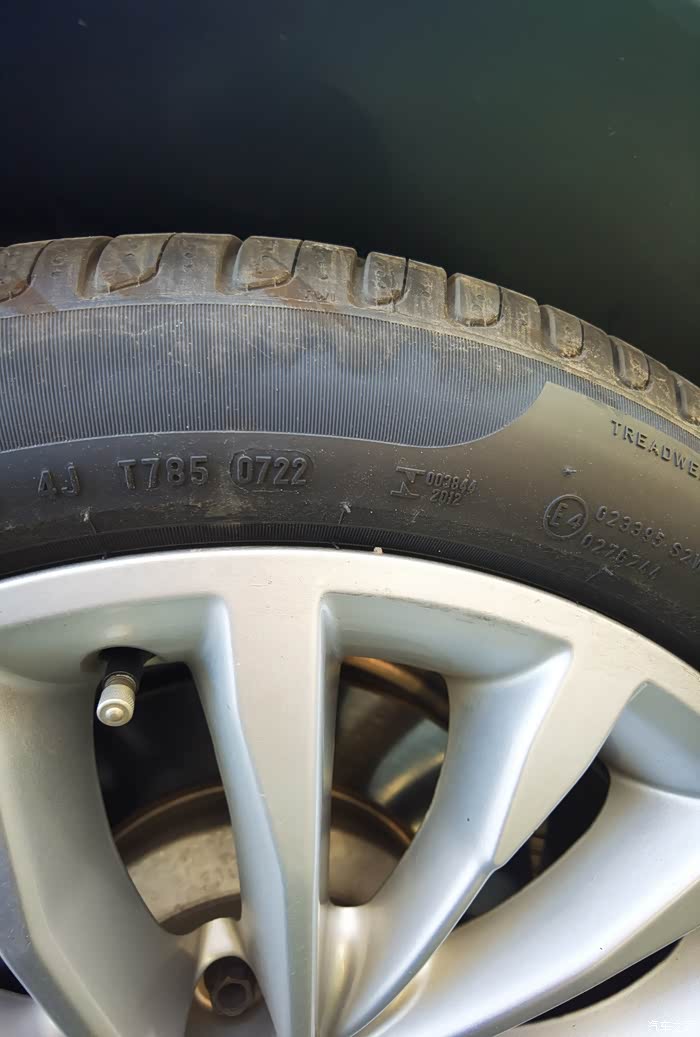 出4条倍耐力p7防爆胎