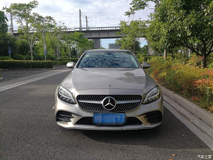 2019年奔驰c260,只有两个面油漆,香槟色,大气优雅,保养刚刚做完,全网