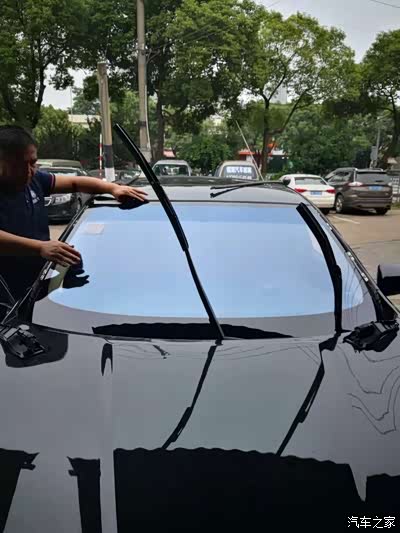 镀膜玻璃反光呈蓝色.