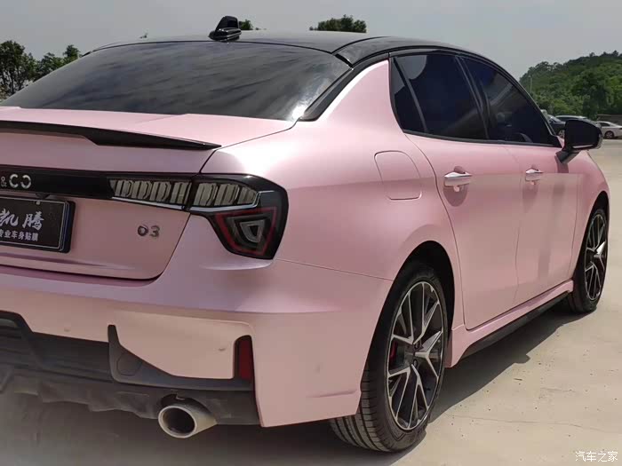 领克03改色电光樱花粉