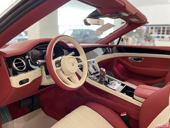 这种白红配色内饰的欧陆敞篷只适合女生吧