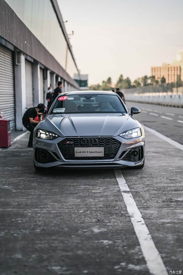 给你几台奥迪天花板车型会怎么样学长带你体验奥迪rs全系