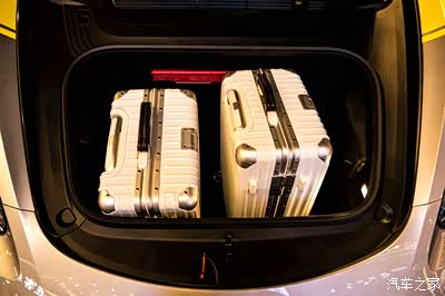 两个拉杆箱也放