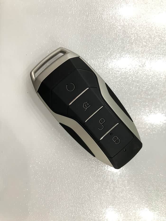 汉车钥匙,拿到手里沉甸甸的.