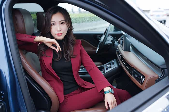 大有静界美女高管携手林肯飞行家魔都自驾领航2020