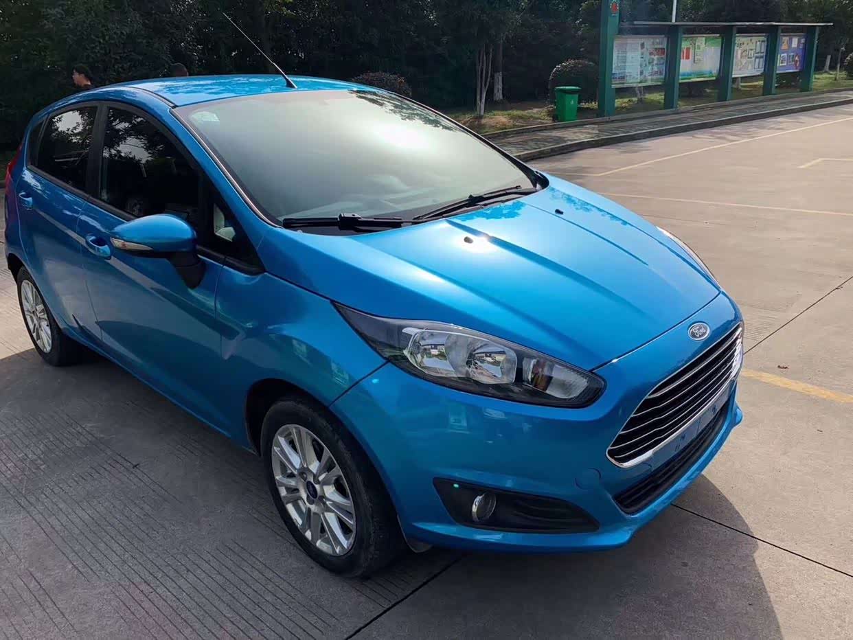 福特嘉年华蓝色挺好看