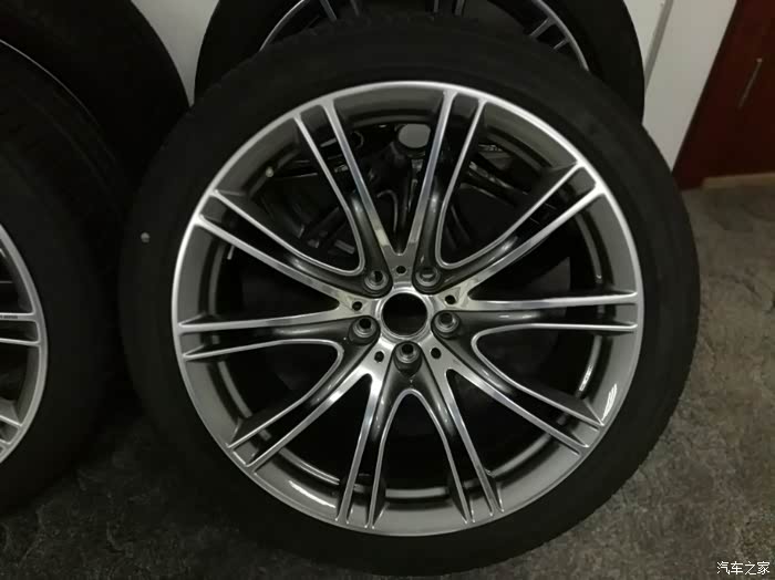 出99新原配2017款宝马750个性定制版轮毂及原配轮胎