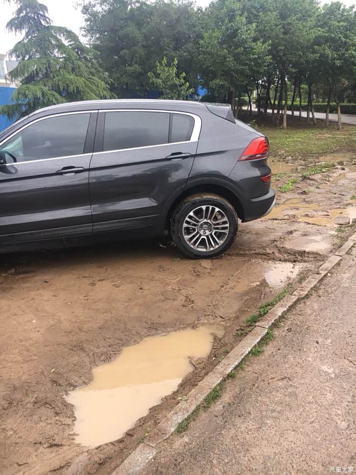 往前开一点给前轮垫块石头,路牙子太深轮胎上不来,上次也是掉泥坑里了