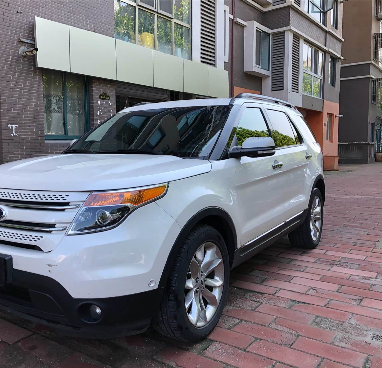 一台福特探险者进口版