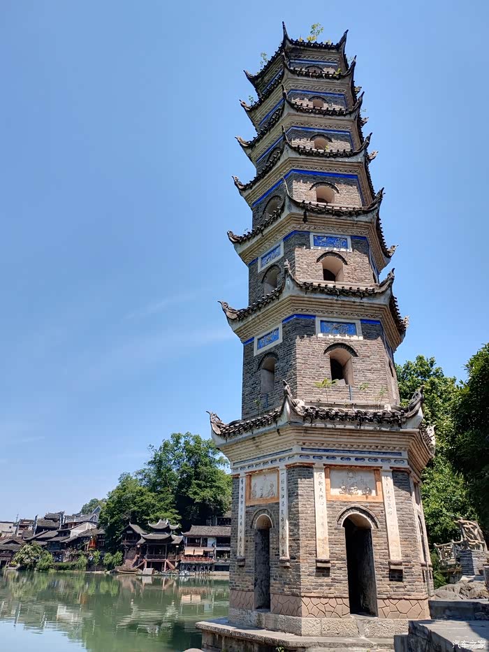 自驾游湘西凤凰古城观赏沱江岸边的万名塔下集