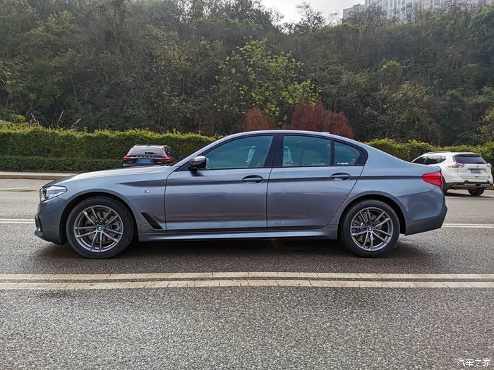 2020款宝马5系侧面标轴完美的比例和线条