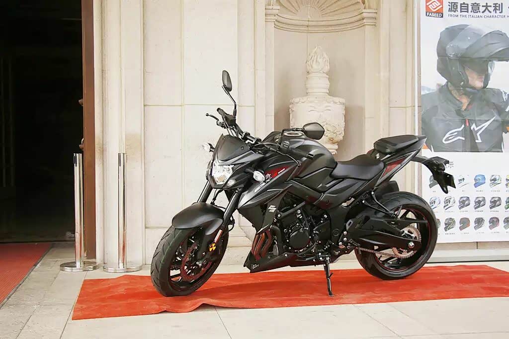 豪爵铃木750。和豪爵DR300