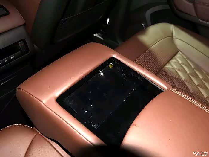 尊享五座的后排扶手屏