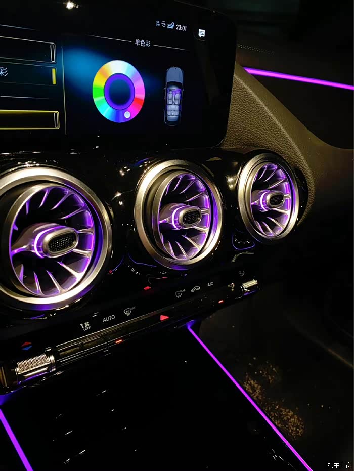 新款奔驰gla200加装64色氛围灯