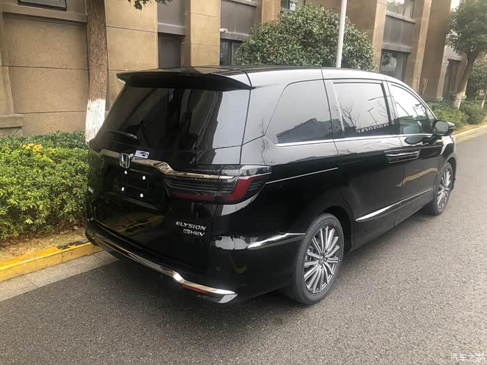 今日提2022款黑色艾力绅