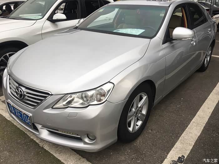 出售一台丰田锐志银色25l12年的