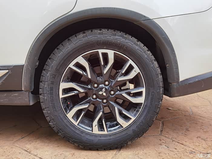 更换马牌ax6轮胎作业