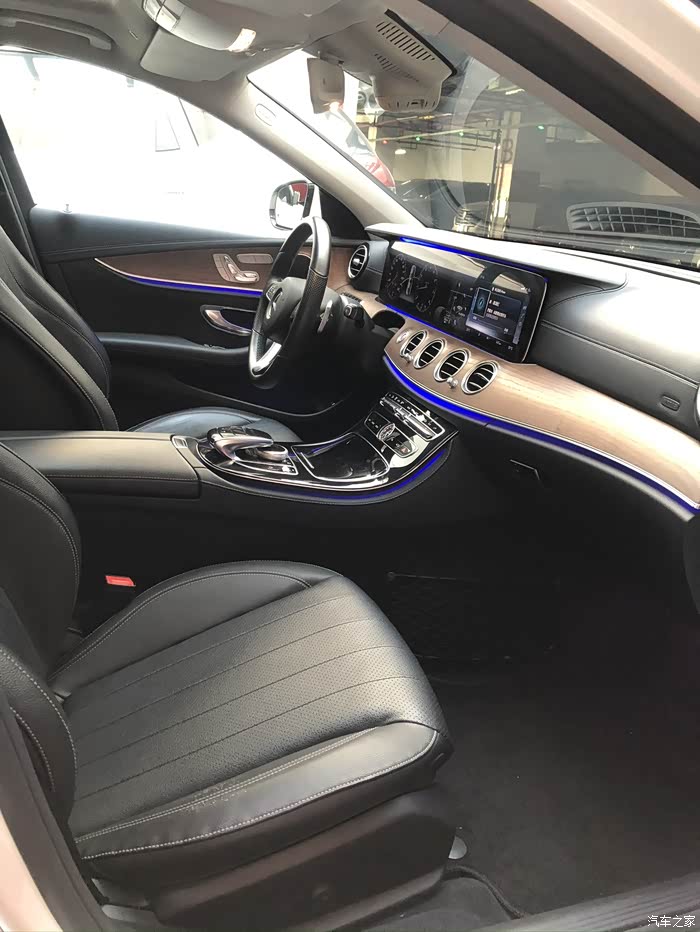 出个人家用奔驰e300时尚立标