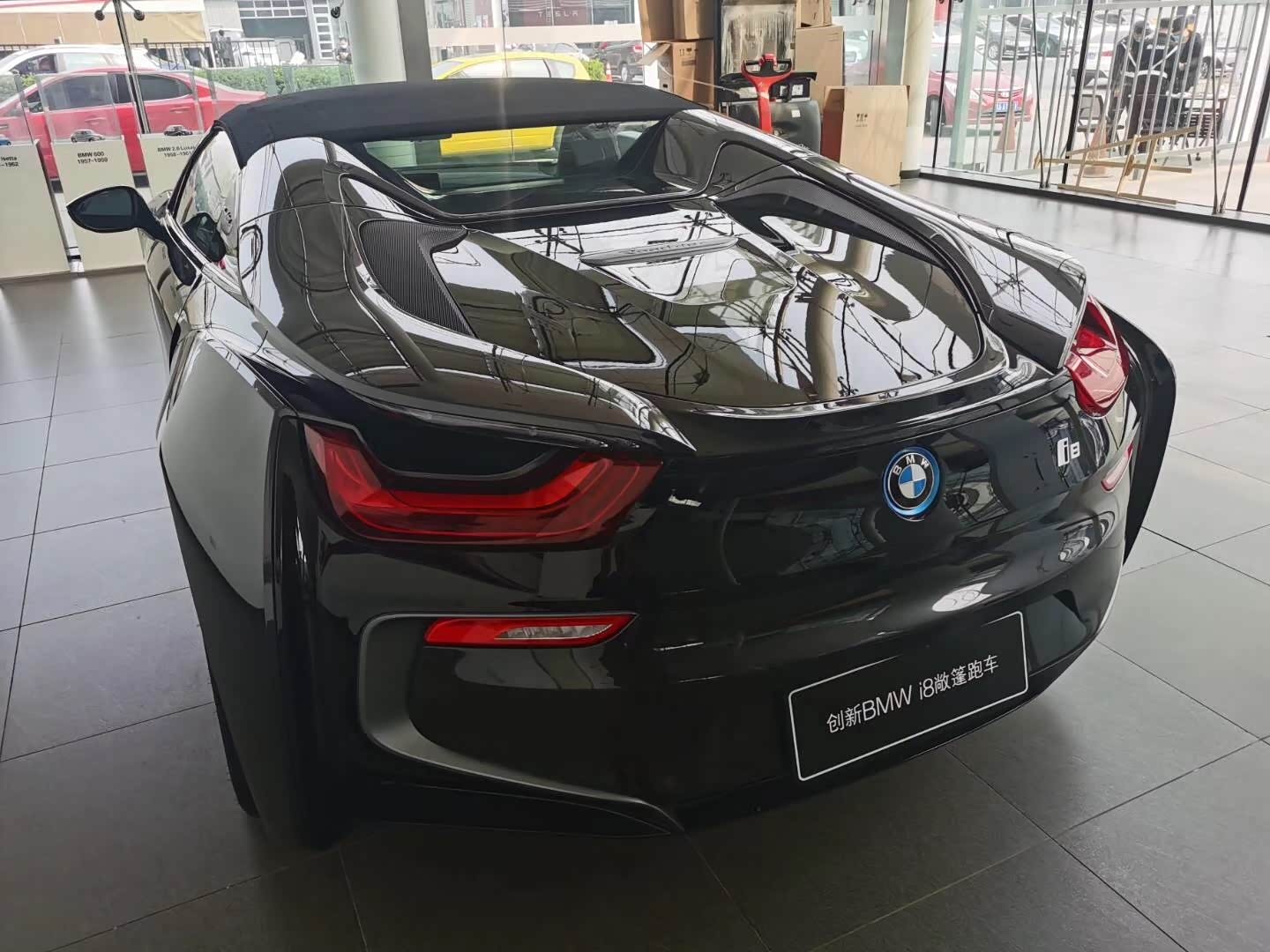 宝马黑色i8非常帅气,运动感强.