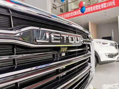 镀铬的横向中网,jetour车标立在正中.