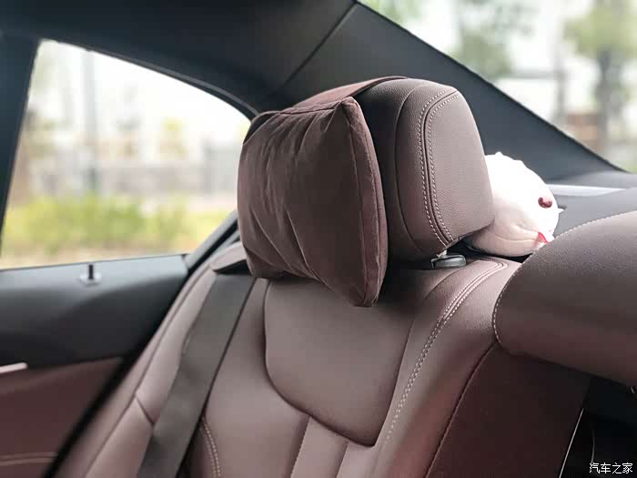 这后排标配航空头枕,材质舒服,五系后排真享受.