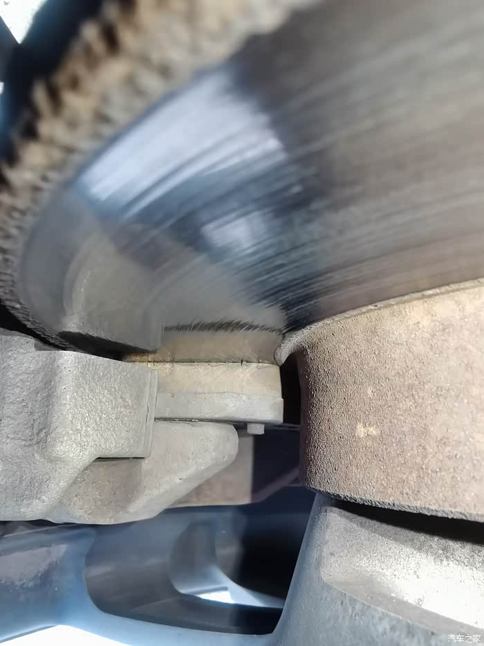 标致301后轮刹车片偏磨