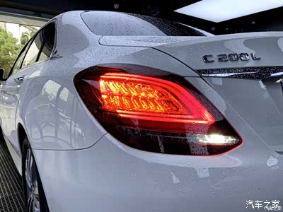 c的尾灯个头不大,但是也奔驰造型明显,辨识度很高.