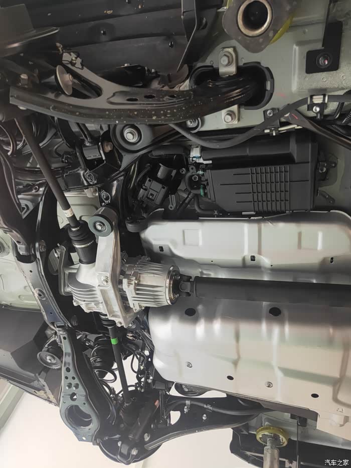 汉兰达骑士版白色车底盘装甲