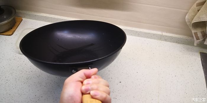 这么大一个铁锅,我媳妇儿颠勺还是挺费劲的