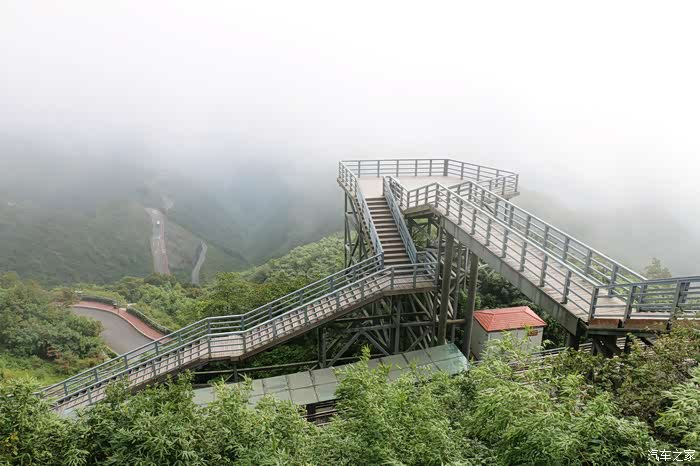 老彭仰视娄山关登临西风台