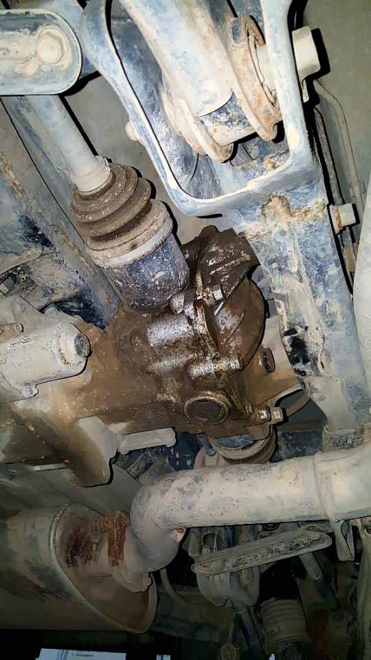 新胜达发动机后桥渗油