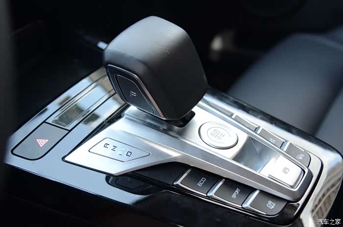 游艇排挡式电子档把,整体握感更加厚实,挂挡时还需按下档把前部的按钮