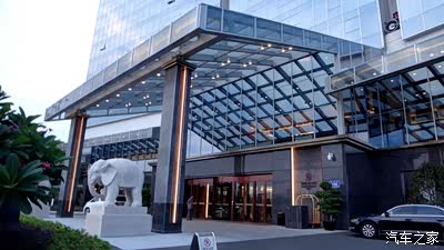 福州西湖大酒店位于湖滨路——西湖公园湖畔,亲水临湖,可饱览