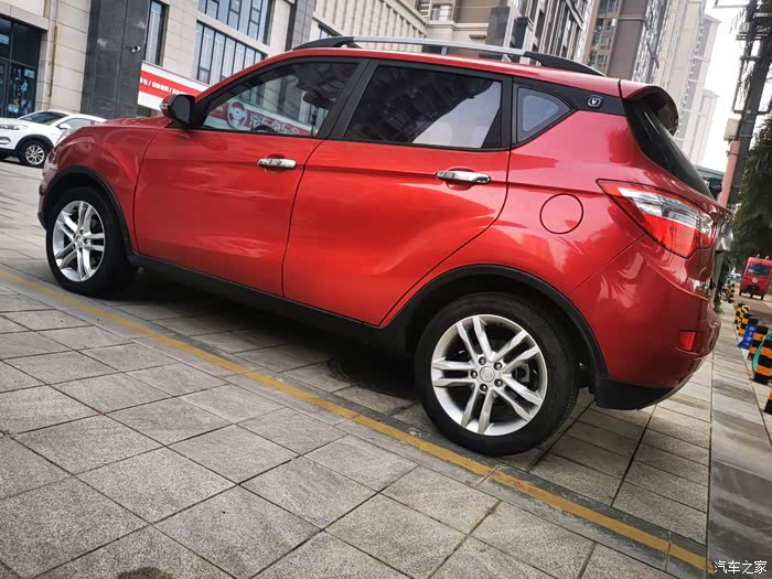 【图】实拍红色 cs35,时尚靓丽的外形显得朝气蓬勃_长安cs35论坛_汽车