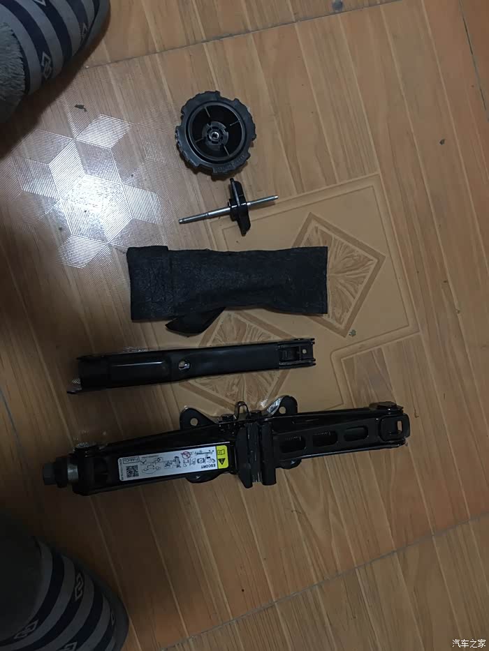 19款福睿斯备胎和千斤顶怎么放回位