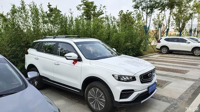 为爱发声首提博越pro改装作业加装行李架后备箱隔音