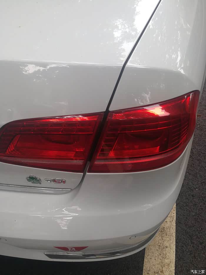 【图】大家的b7后备箱尾灯处缝隙也这么大吗_迈腾论坛_汽车之家论坛