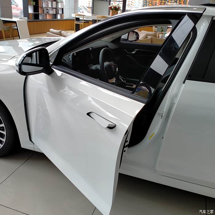 隐藏式门把手靠近车辆自动升起来 .车门打开 迎宾灯亮起 .