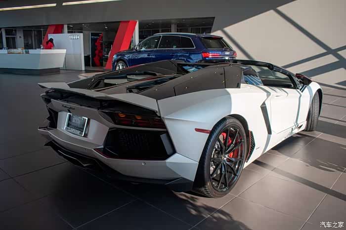 摆在奥迪店里面的大牛话说为啥