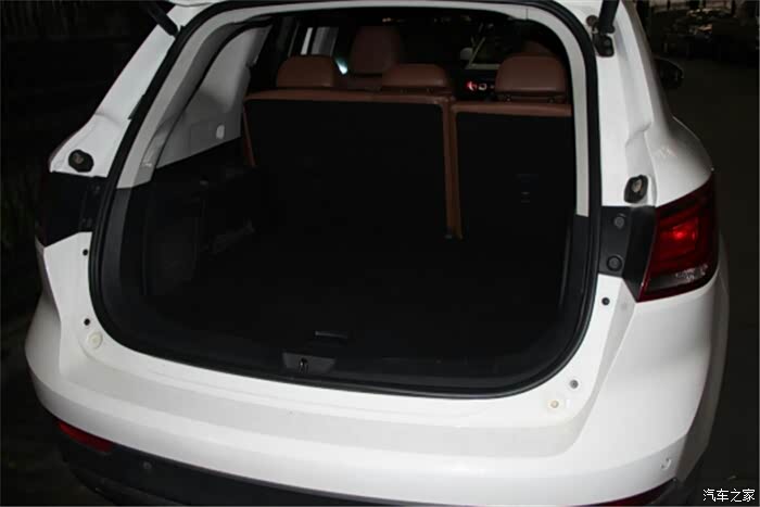 后备箱空间也是蛮大,完全能满足我日常需要.