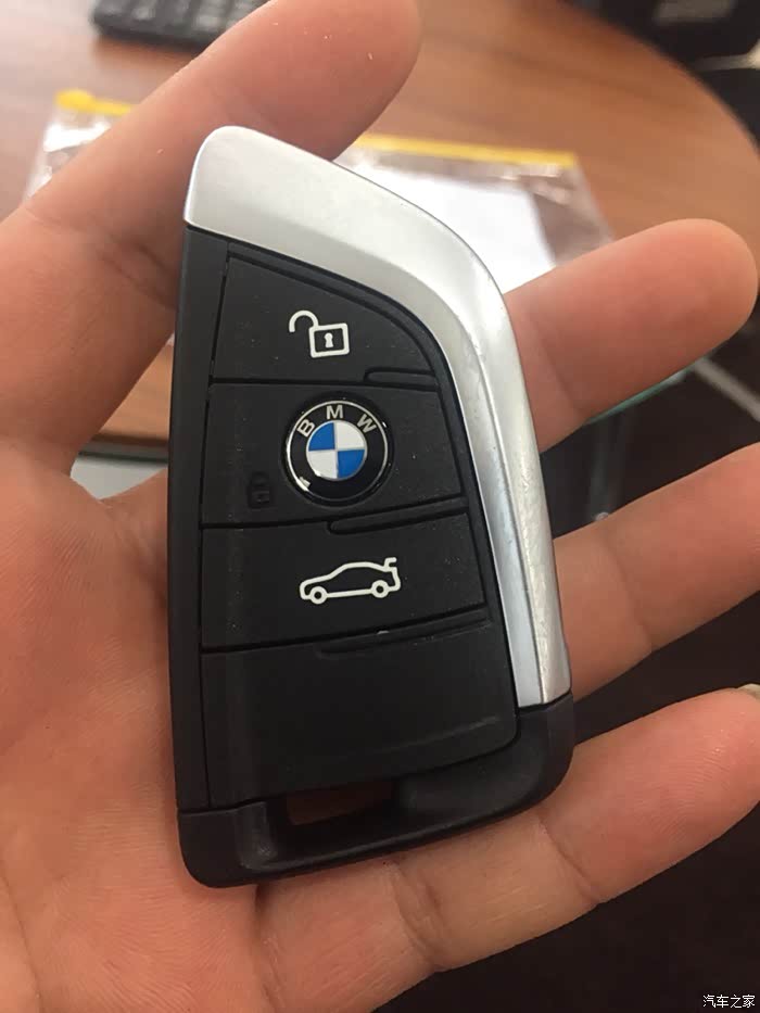关于宝马1系钥匙样子